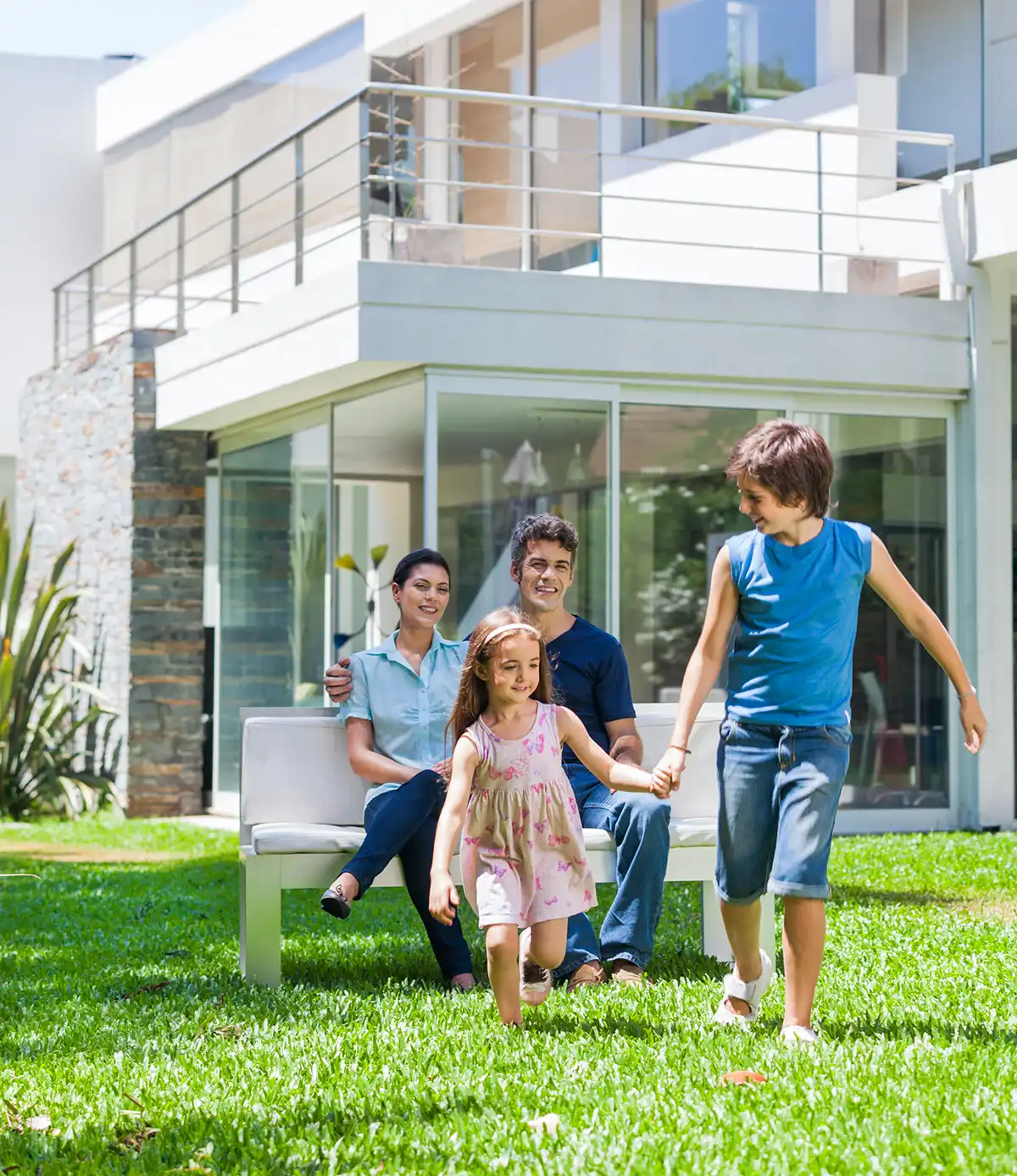Familie in einem großen Haus